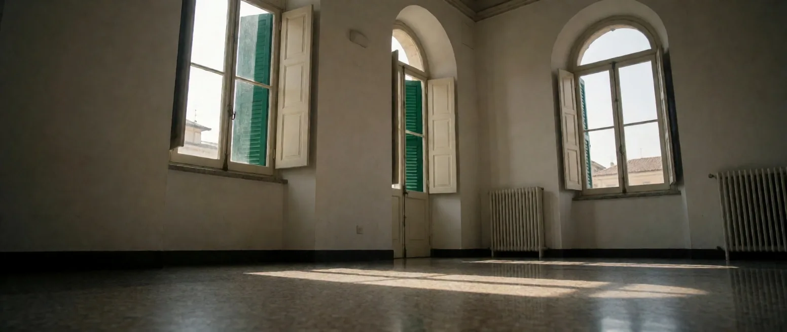 Salón del consulado italiano con ventanas altas y mostrador de atención